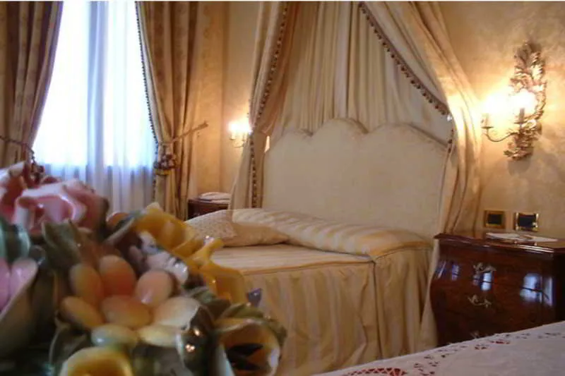 Room, Al Ponte Dei Sospiri Junior Suites, Venice