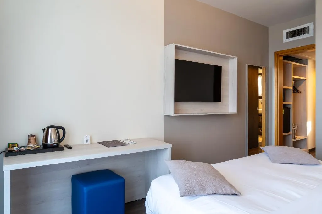 Double or Twin CLASSIC WITH BALCONY Room, Hotel Désirée by Double Hospitality, Milan