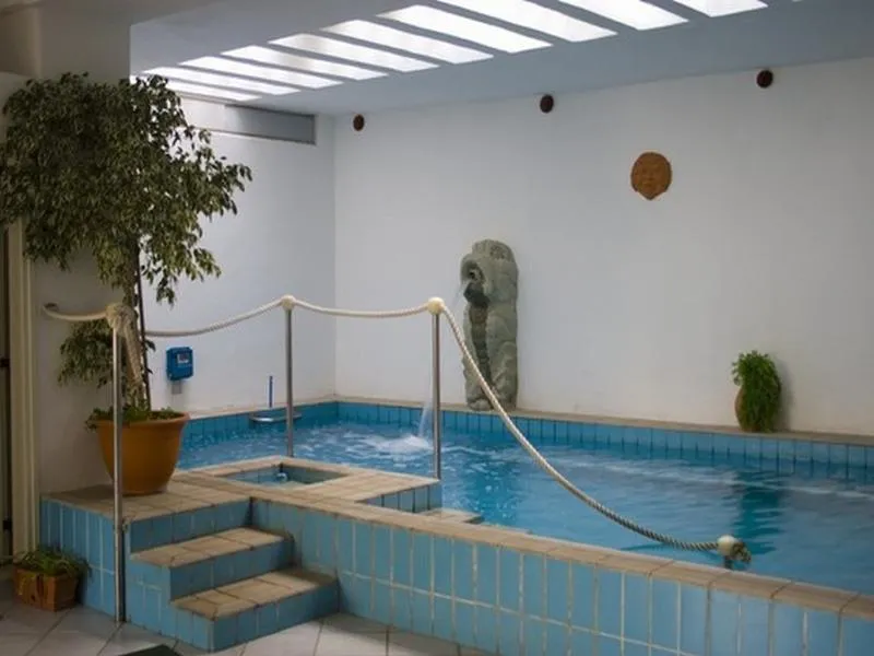 Pool, Cesotta, Naples