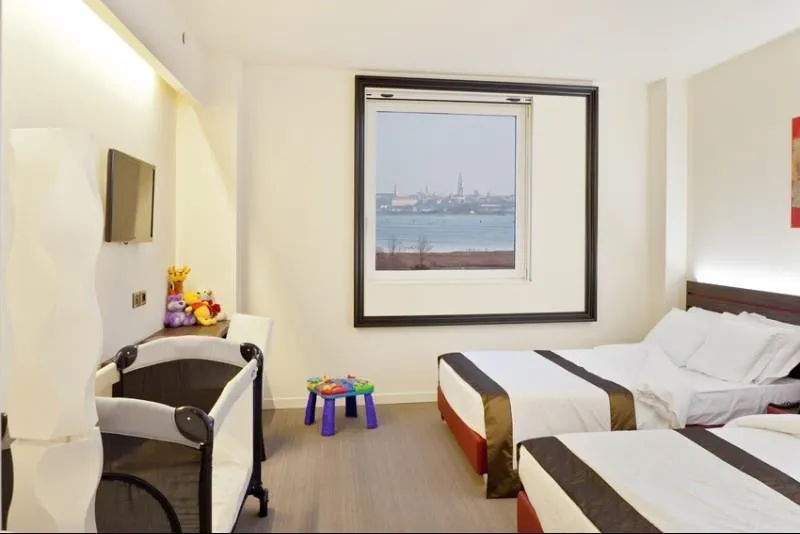 Room, Antony, Venice