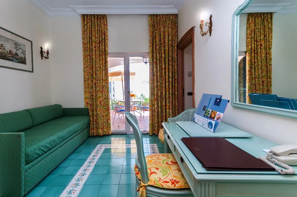 JUNIOR SUITE GARDEN VIEW WITH BALCONY Room, Punta Molino Beach Resort & SPA, Naples