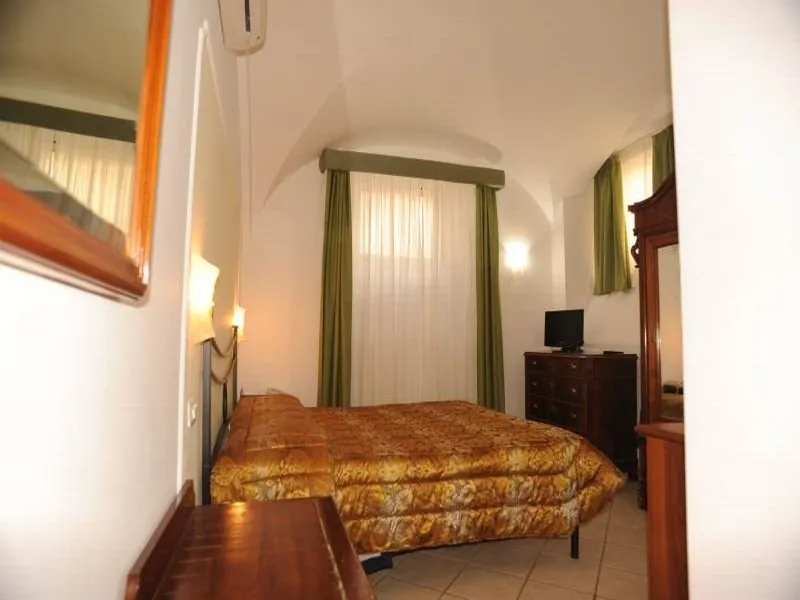 Room, Miami, Rome