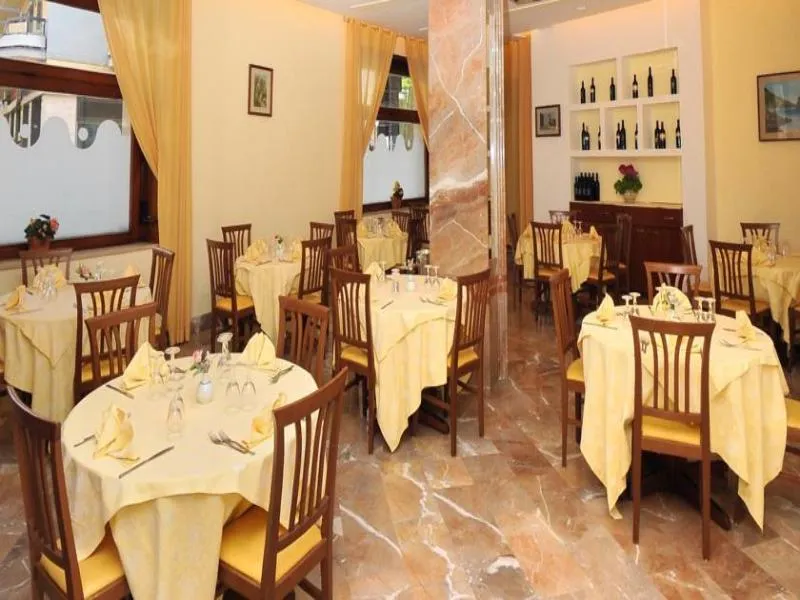 Restaurant, Tourist, Naples