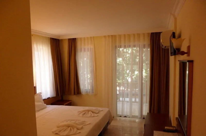 Room, Felice, Antalya