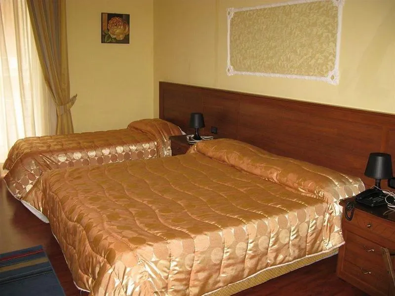 Room, Iris, Naples