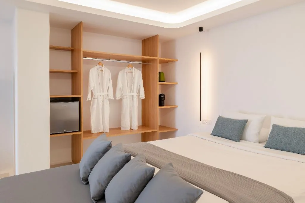 SUITE DELUXE GARDEN VIEW Room, Zannos Melathron Hotel By Omilos Hotels, Santorini
