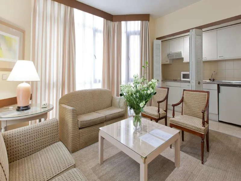 SUITE CAPACITY 4 Room, Espahotel Plaza Basilica, Madrid