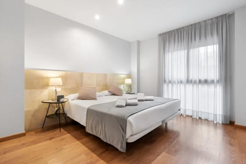 APARTMENT CAPACITY 8 FOUR BEDROOMS Room, Sensation Authentic Gracia, Barcelona