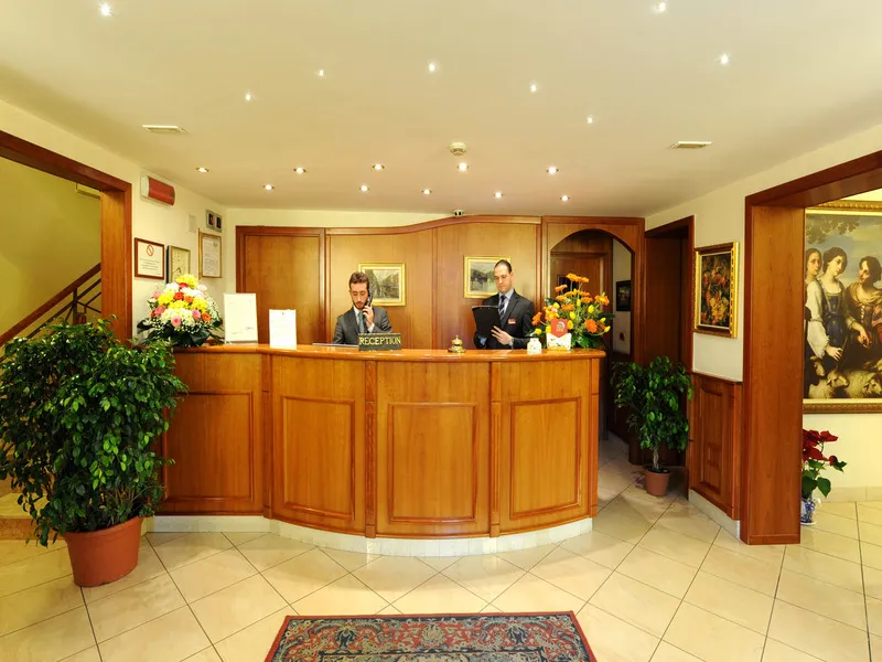Lobby, Buono, Naples