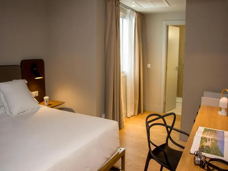 Room, One Shot Colon 46, Valencia