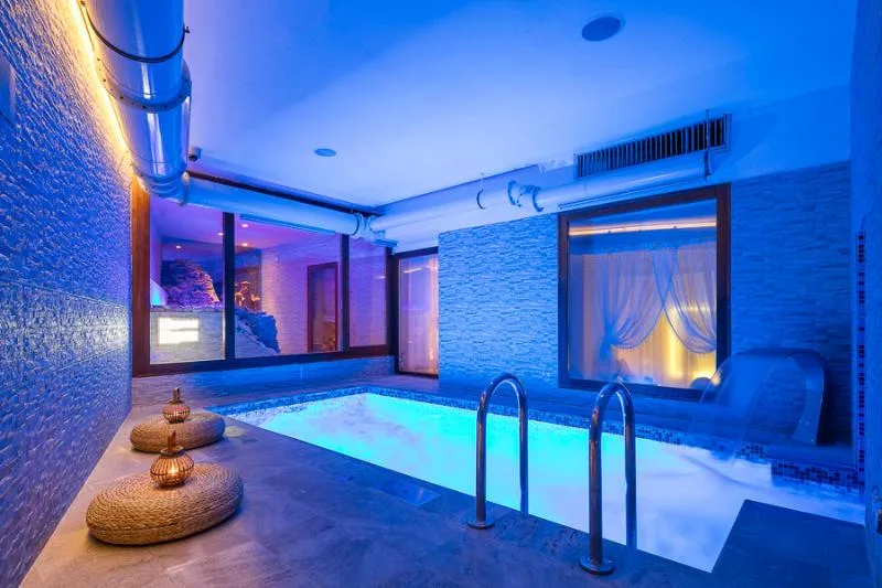 Pool, Kings Court, Prague