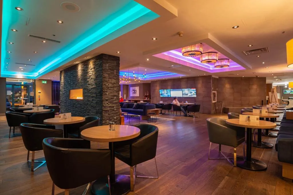 Bar, Sandman Signature Mississauga Hotel, Toronto, Ontario