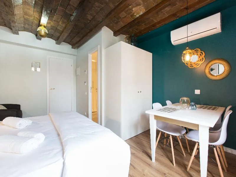 STUDIO SUPERIOR CAPACITY 4 Room, En Ferran by The Streets, Barcelona