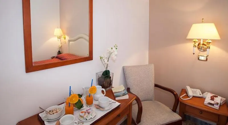 TRIPLE STANDARD Room, Caruso, Naples