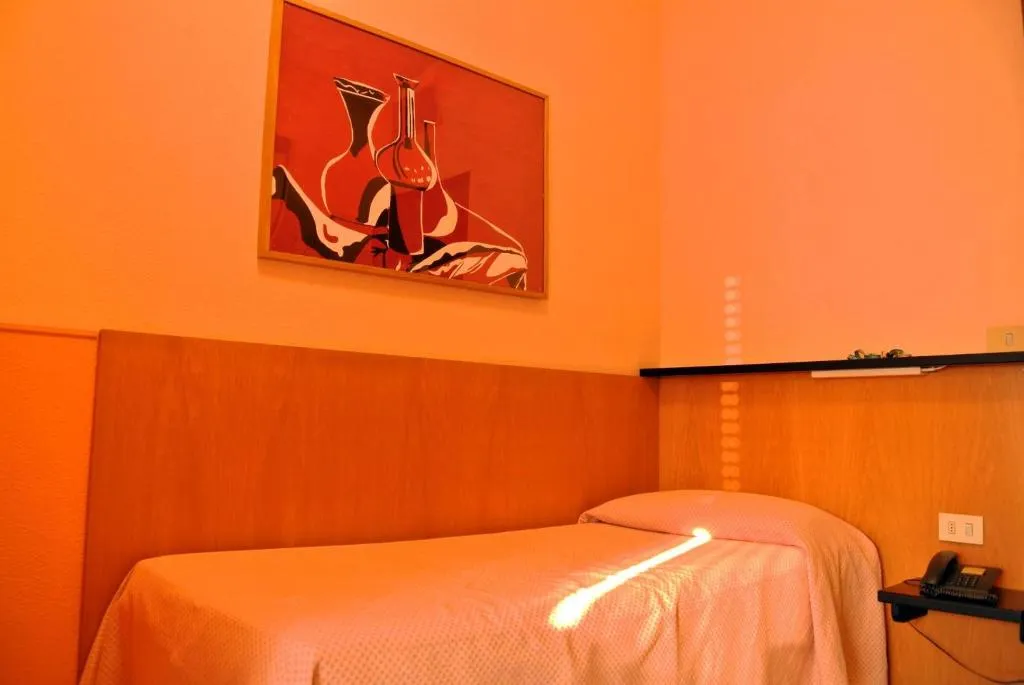 SINGLE STANDARD Room, Giardino, Milan