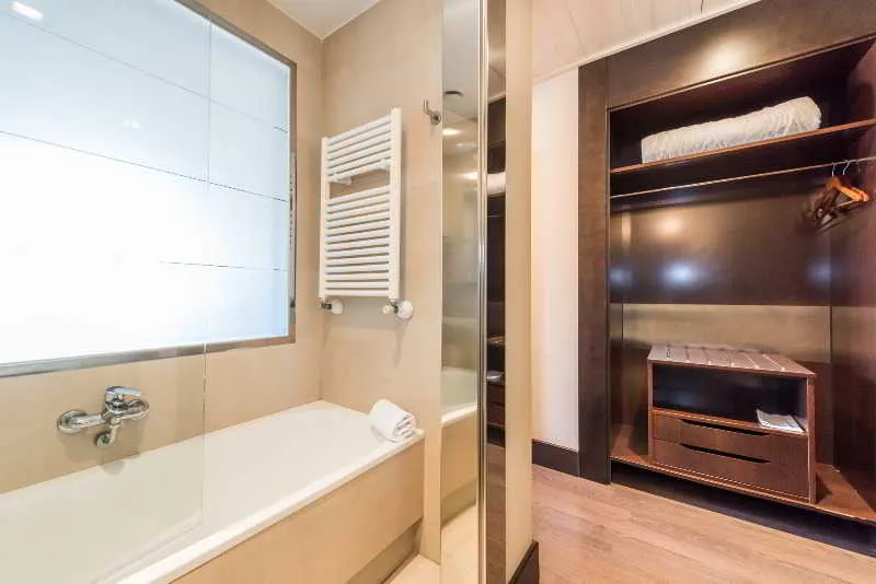 Room, Mercader, Madrid
