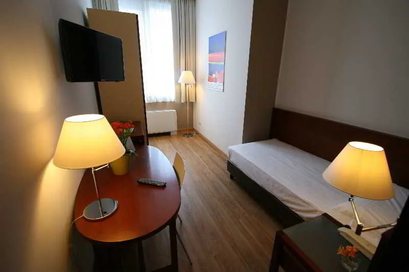 Room, Oro Blu, Milan