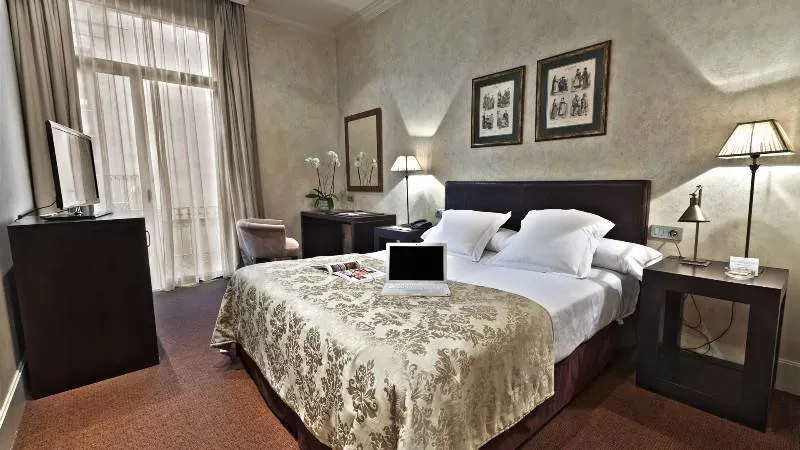 Room, Duquesa de Cardona, Barcelona