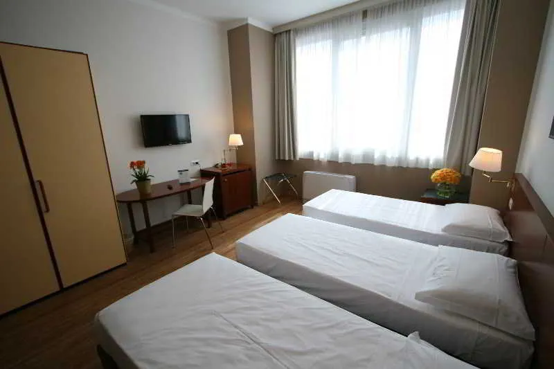 Room, Oro Blu, Milan