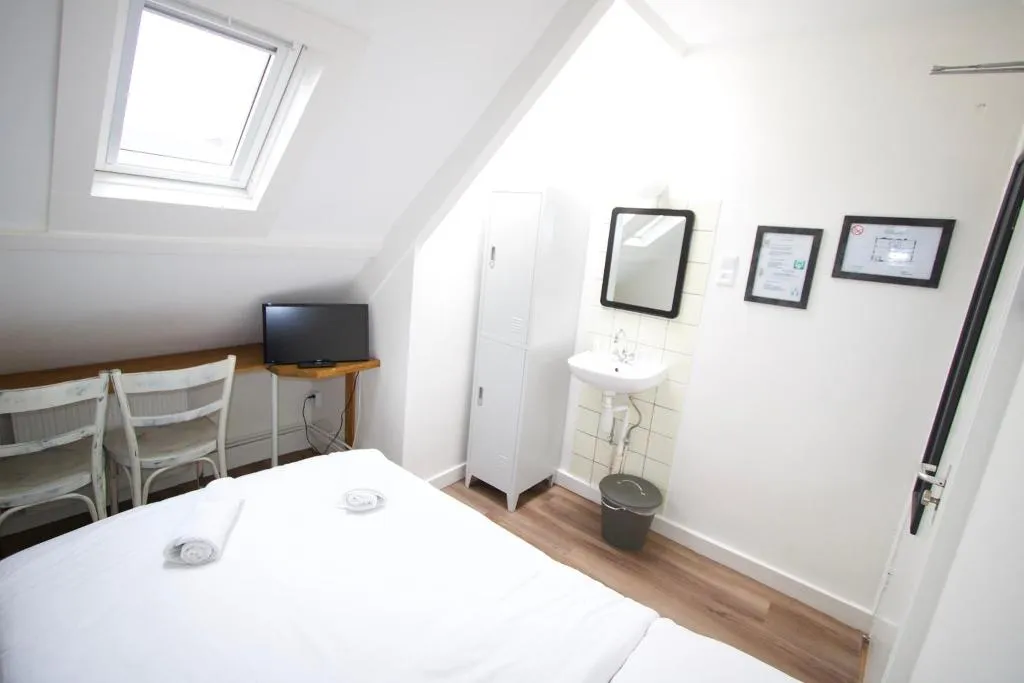 DOUBLE WITH SHARED BATHROOM Room, Budget Hotel Hortus, Amsterdam