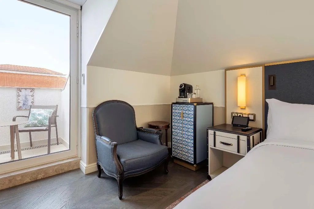 DOUBLE PREMIUM Room, The Emerald House Lisbon, Curio Collection by Hilt, Lisbon