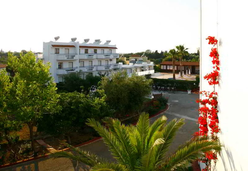 Sports and Entertainment, Sandy's Studios, Kos