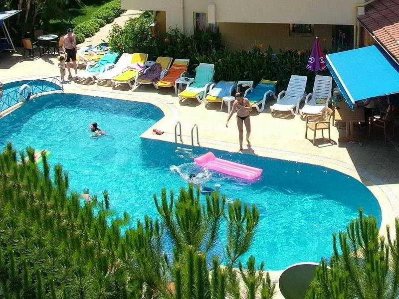 Pool, Celik Apart, Dalaman