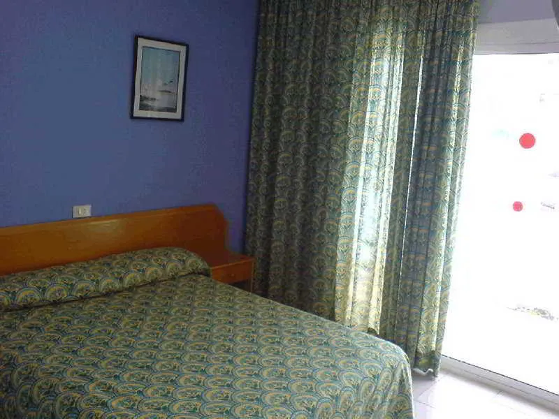 Room, Tahiti, Costa Dorada