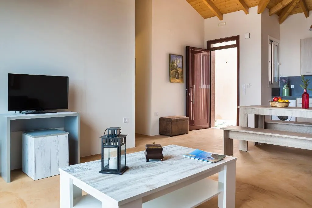 VILLA TWO BEDROOMS WITH PRIVATE POOL Room, Magganos Sunset Villas, Kefallinia