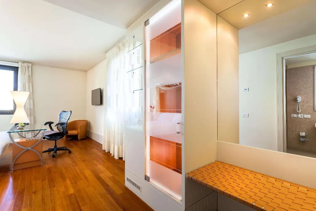 DOUBLE DELUXE KING BED Room, Hilton Garden Inn Florence Novoli, Florence