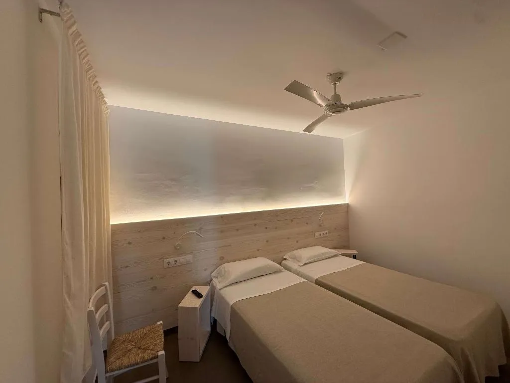 FAMILY ROOM TWO BEDROOMS ONE BATHROOM Room, Hostal Rom, Costa Brava
