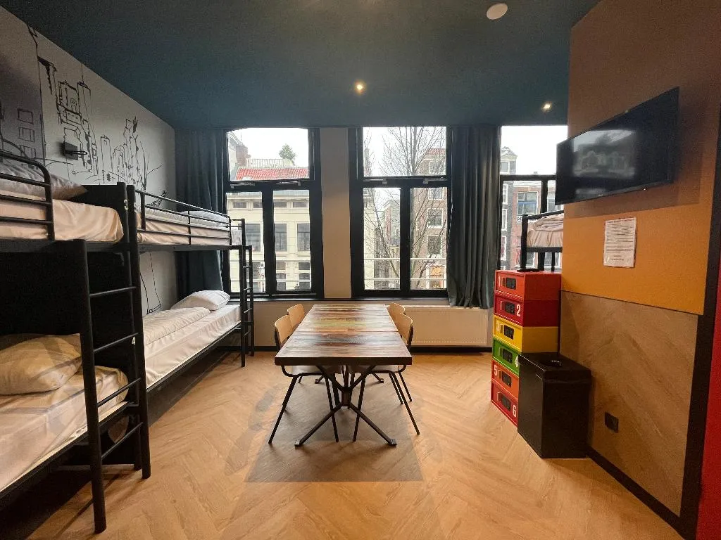 Room CAPACITY 8 Room, Heart Of Amsterdam, Amsterdam