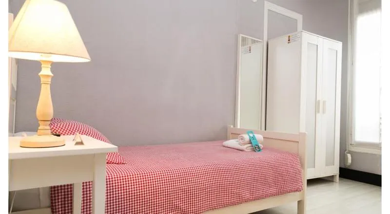 SINGLE WITH SHARED BATHROOM Room, B&B Hi Valencia Cánovas, Valencia