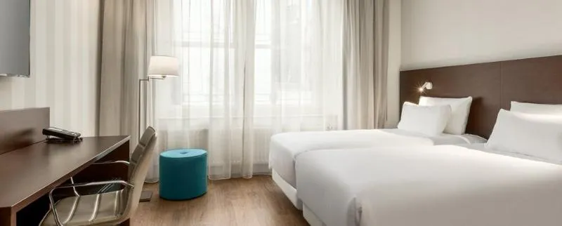 TRIPLE WITH VIEWS Room, NH City Centre Amsterdam, Amsterdam