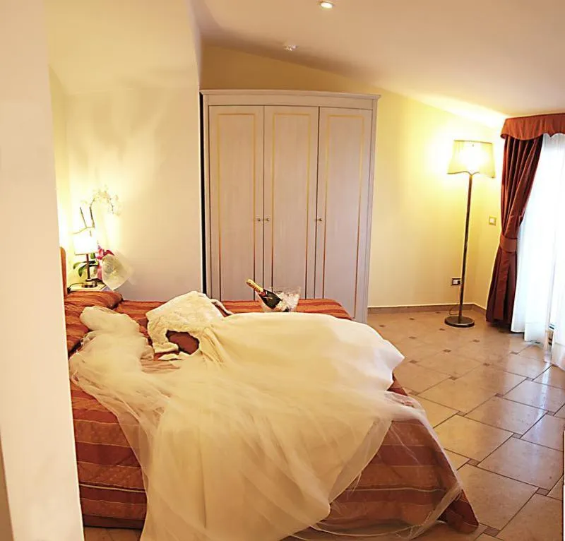 Room, La Vue D'Or, Naples