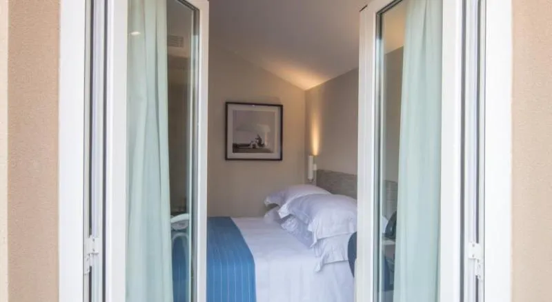 DOUBLE SUPERIOR CAPACITY 3 Room, The Editory House Ribeira Hotel, Porto