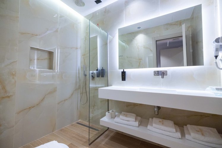 Tris3 Hotel, Kavaje