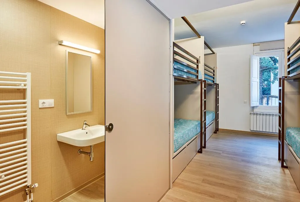 QUADRUPLE BUNK BED Room, Alberg Abat Oliba, Barcelona