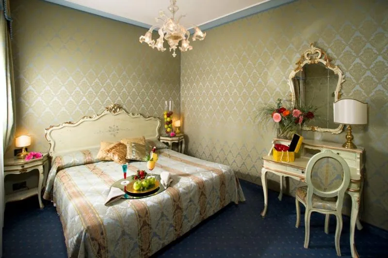 DOUBLE CLASSIC QUEEN BED Room, Carlton on the Grand Canal, Venice