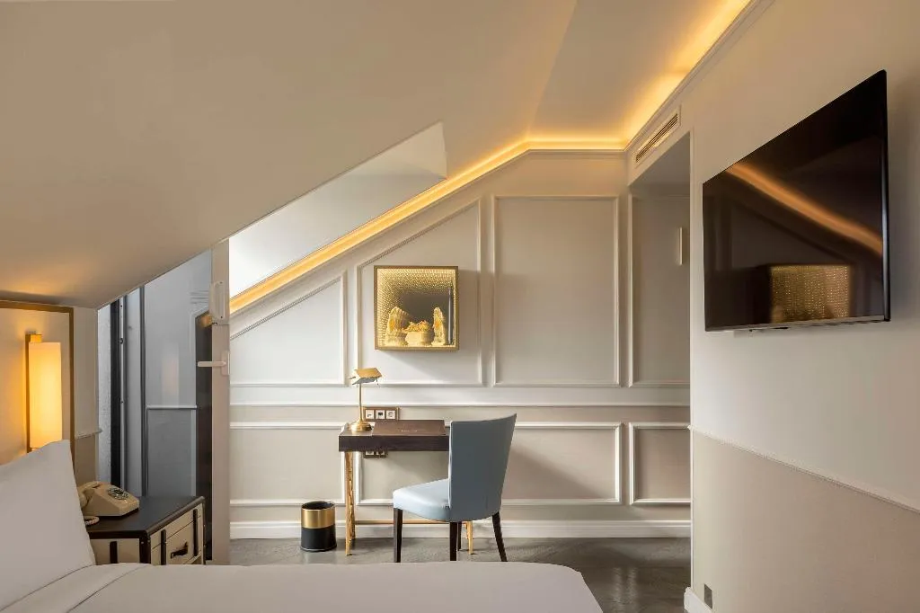 DOUBLE PREMIUM Room, The Emerald House Lisbon, Curio Collection by Hilt, Lisbon