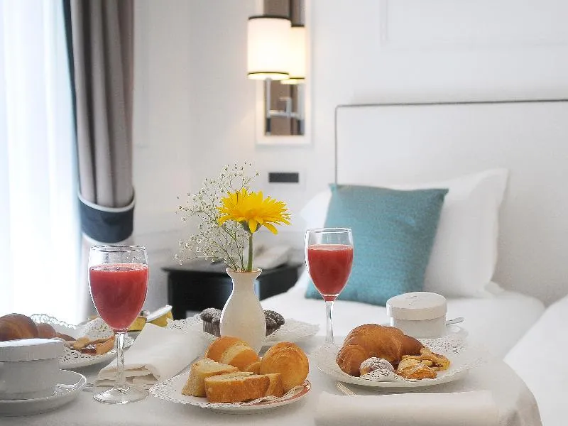 Room, Grand Hotel Oriente, Naples