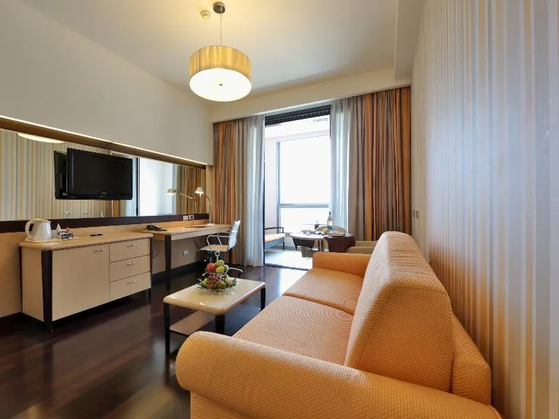 JUNIOR SUITE STANDARD Room, Unahotels Varese, Milan