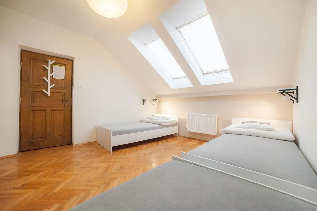 TRIPLE WITH SHARED BATHROOM Room, Dizzy Daisy Hostel, Krakow