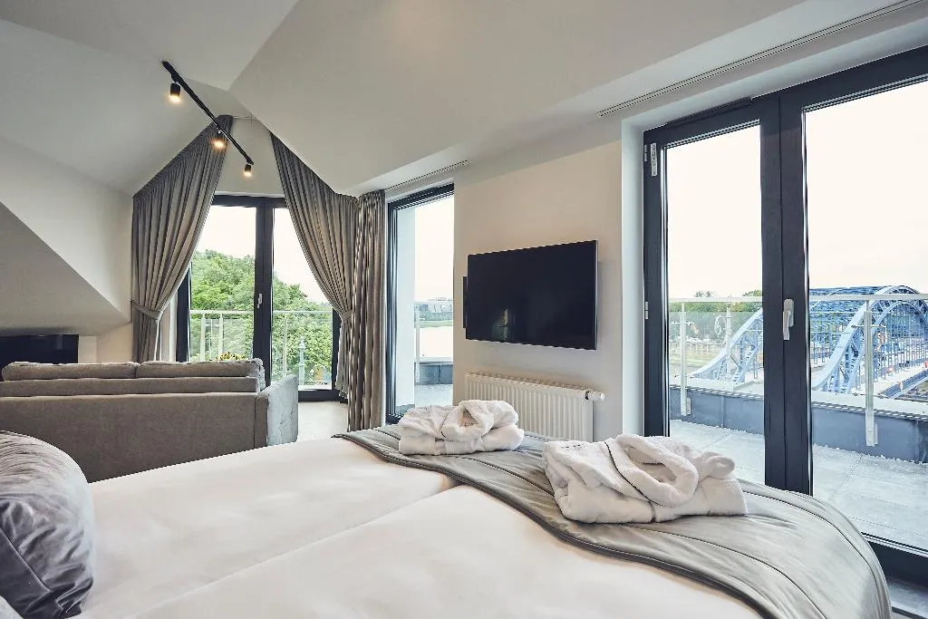 SUITE CAPACITY 3 Room, The Bridge Suites, Krakow