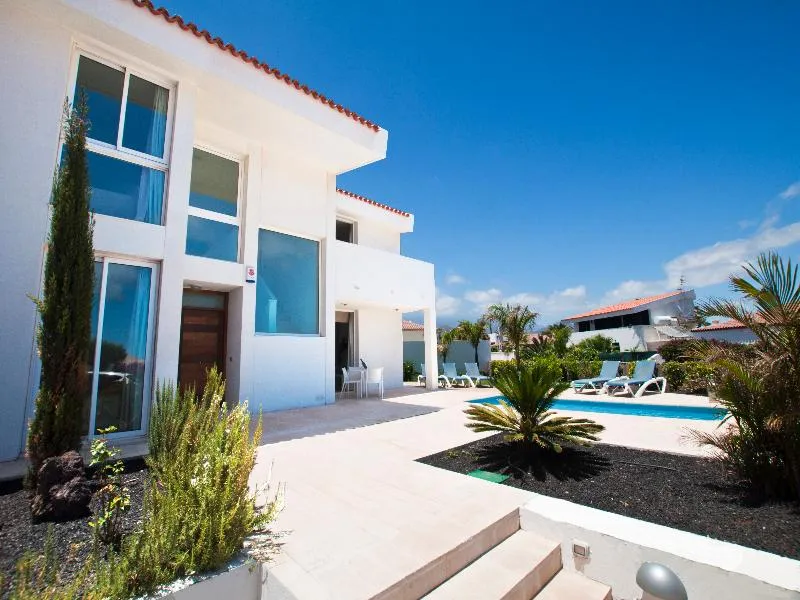 VILLA THREE BEDROOMS WITH PRIVATE POOL Room, Sun Bay Villas, Tenerife