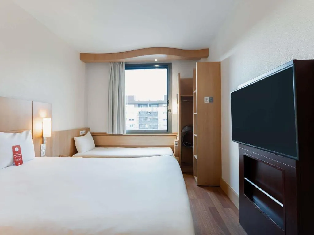 DOUBLE WITH DOUBLE BED Room, ibis Barcelona Mollet, Barcelona