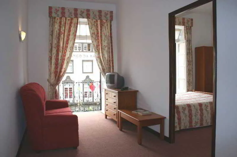 Room, Residencial Americana, Madeira