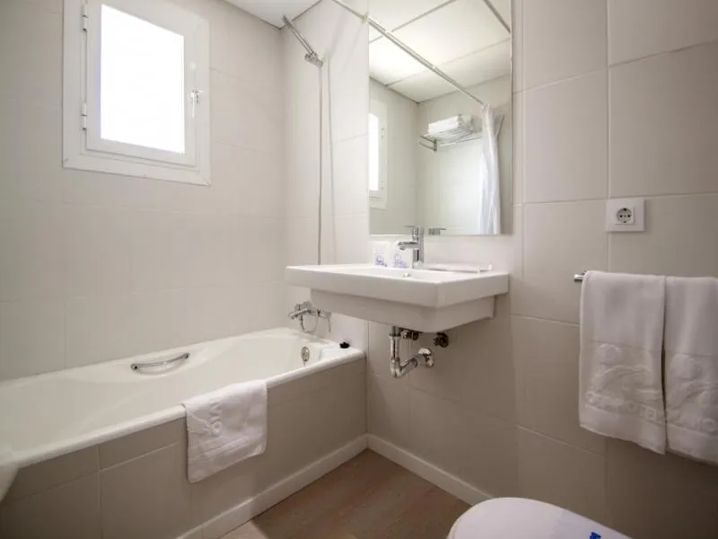 Room, FERGUS Bermudas, Majorca