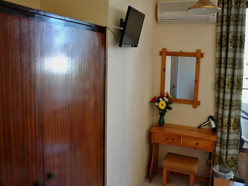 Room, Yiorgos, Kos