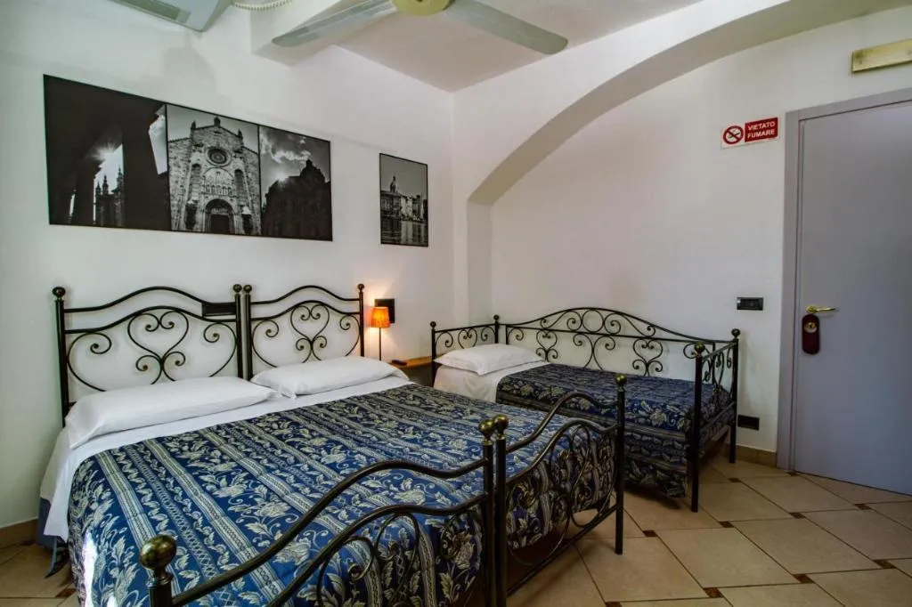 TRIPLE BUNK BED Room, In Riva Al Lago, Milan